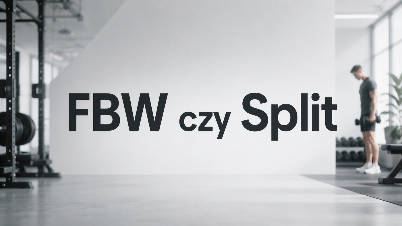 sala siłowni z napisem FBW czy SPLIT