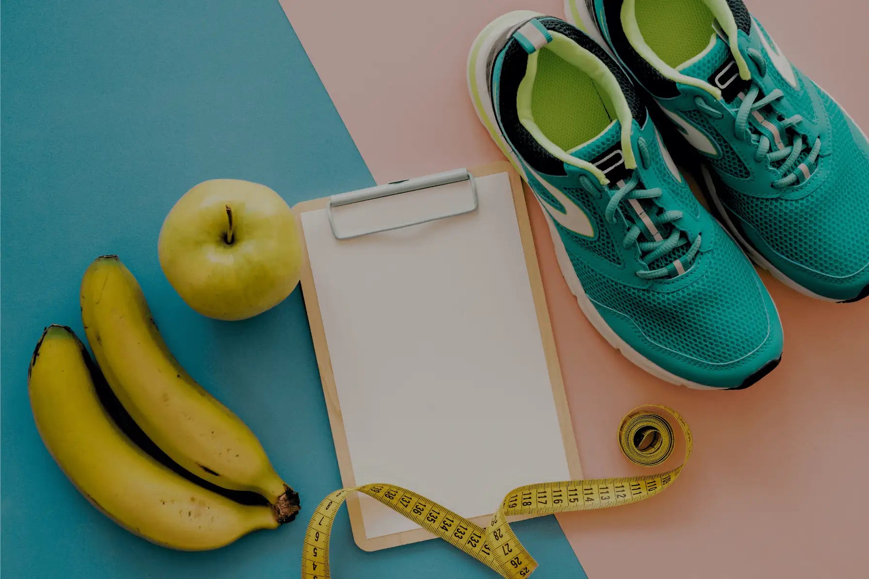 Turkusowe i czarne sneakersy sportowe z neonowo zielonymi akcentami.